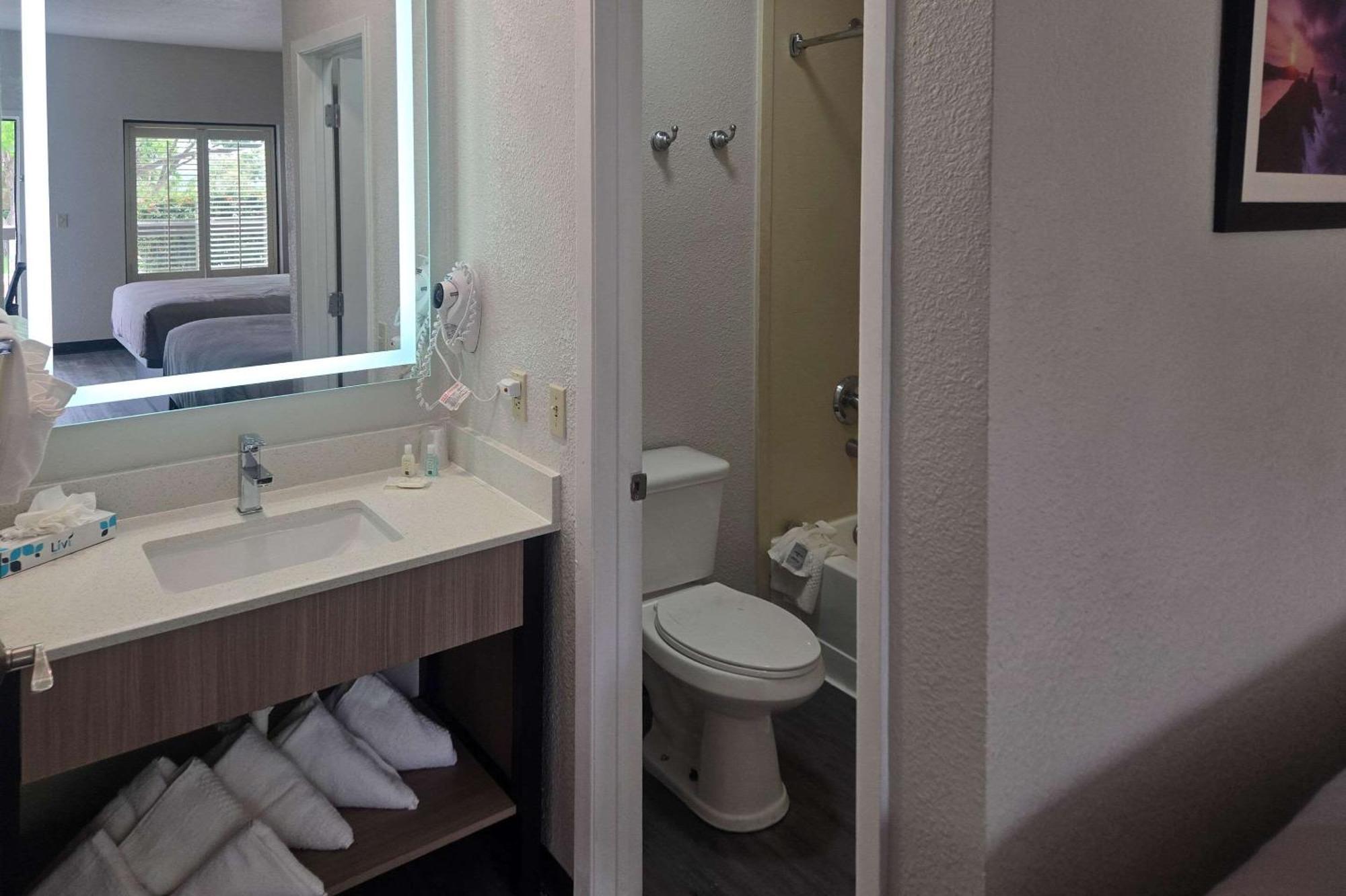 Super 8 By Wyndham Airport